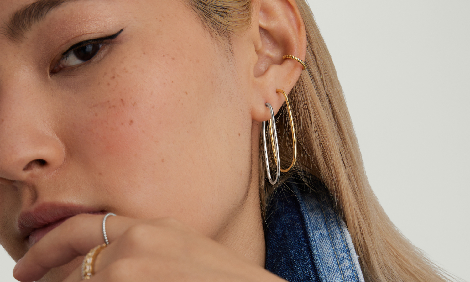 Mejuri boyfriend mini hoops sales